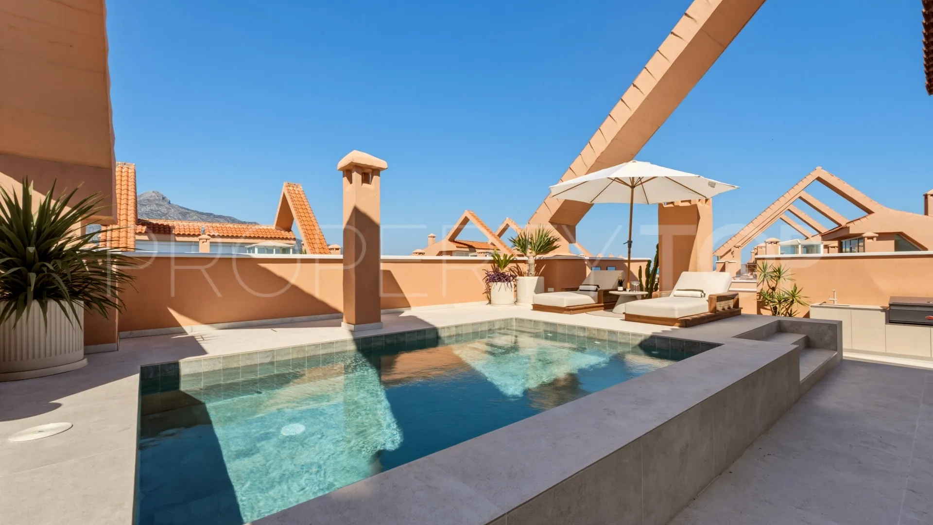 Duplex penthouse for sale in Magna Marbella with 3 bedrooms