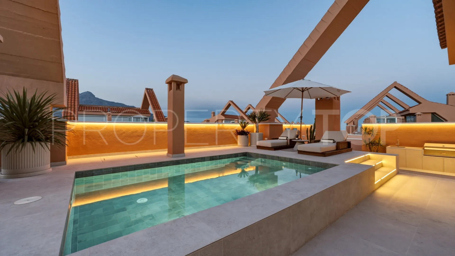 Duplex penthouse for sale in Magna Marbella with 3 bedrooms