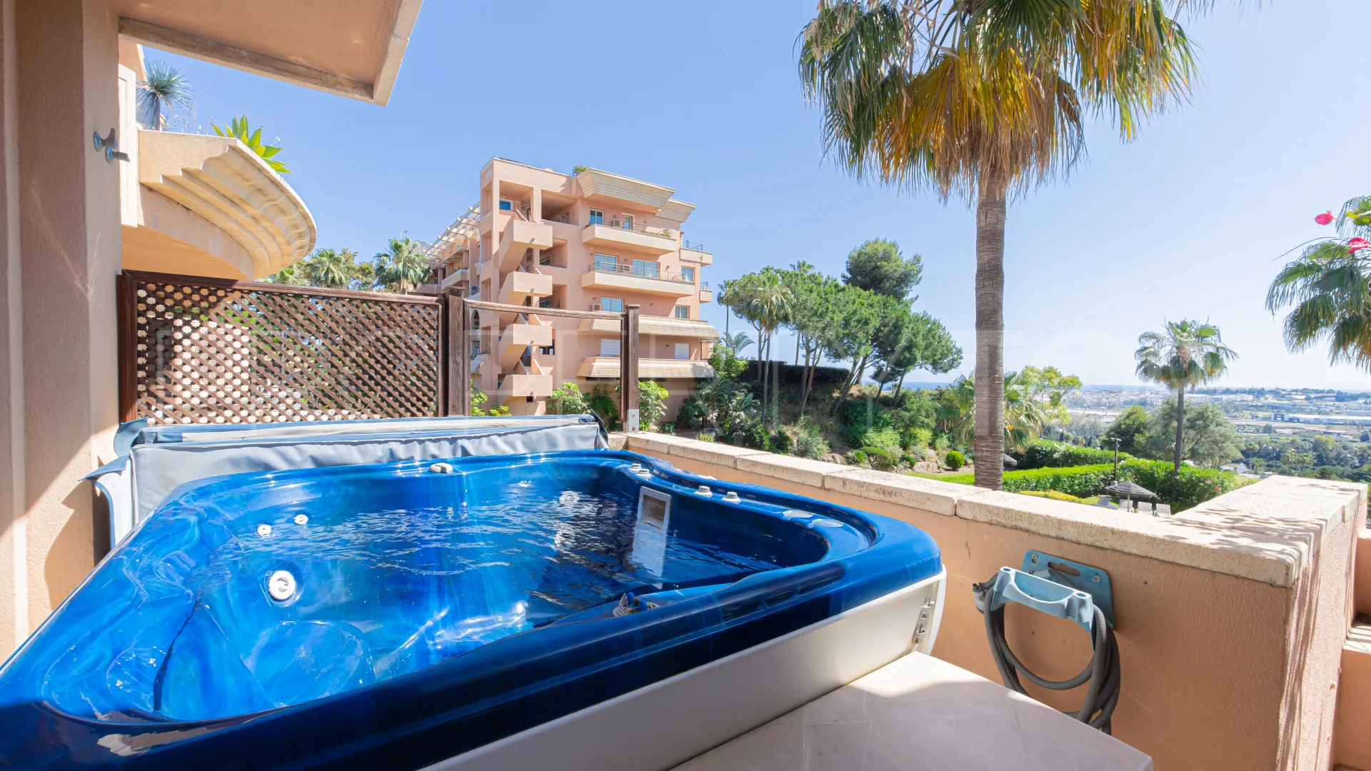 Apartamento con 3 dormitorios en venta en Nueva Andalucia