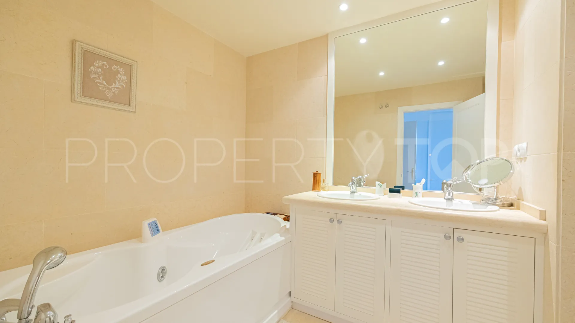 Apartamento con 3 dormitorios en venta en Nueva Andalucia