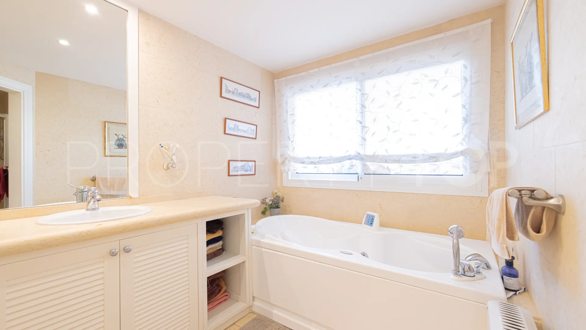 Apartamento con 3 dormitorios en venta en Nueva Andalucia