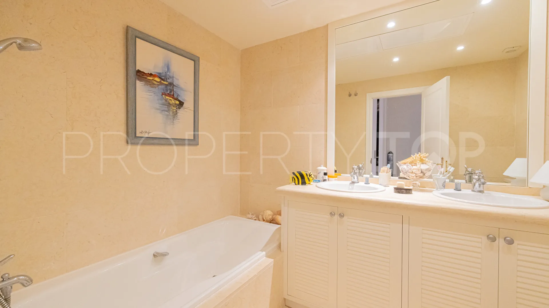 Apartamento con 3 dormitorios en venta en Nueva Andalucia