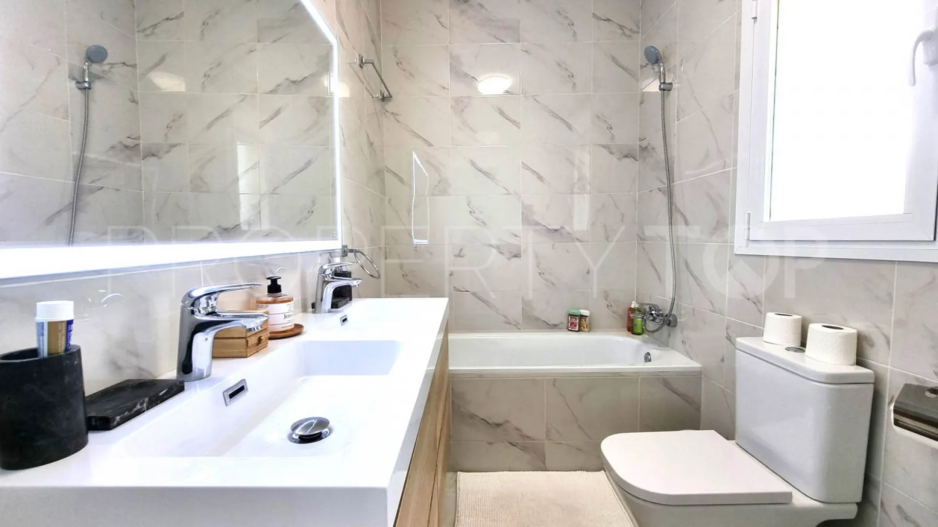 Buy villa in Calahonda
