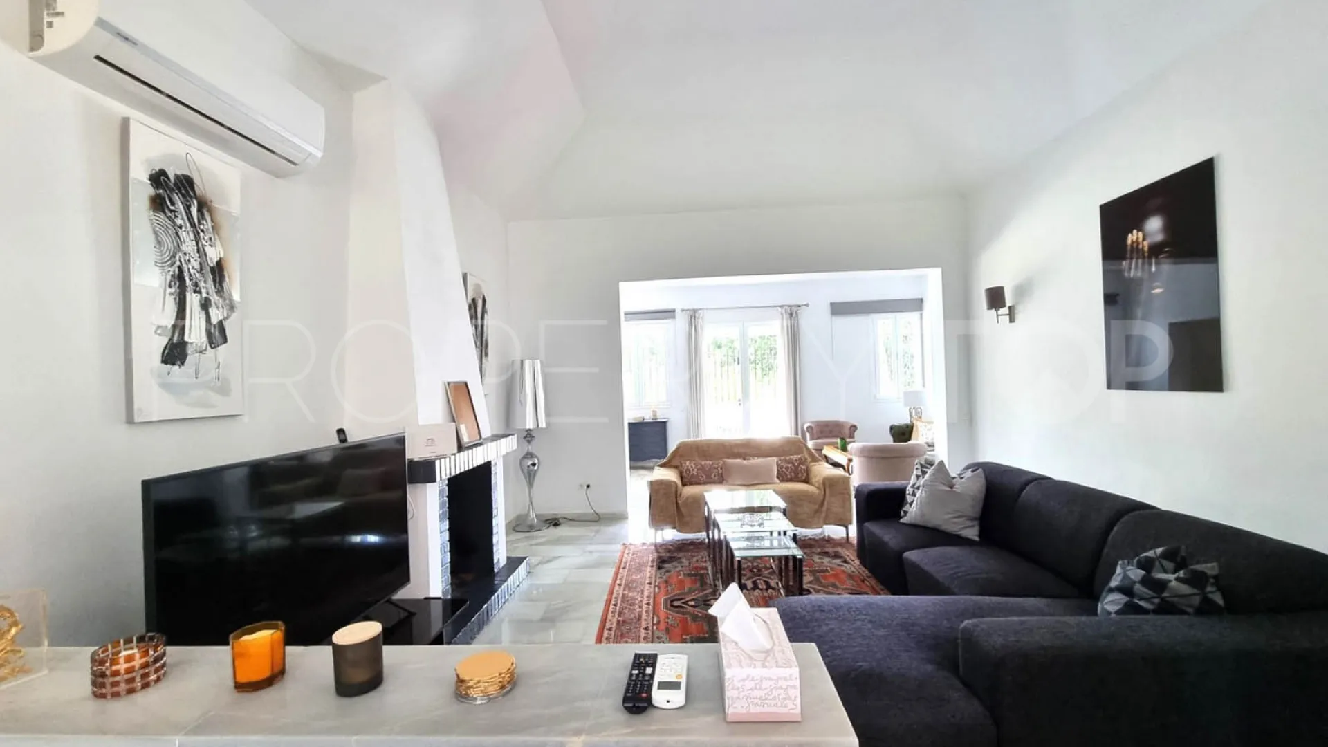 Buy villa in Calahonda