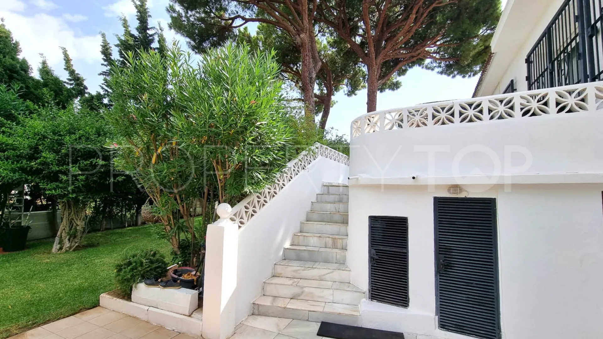 Buy villa in Calahonda