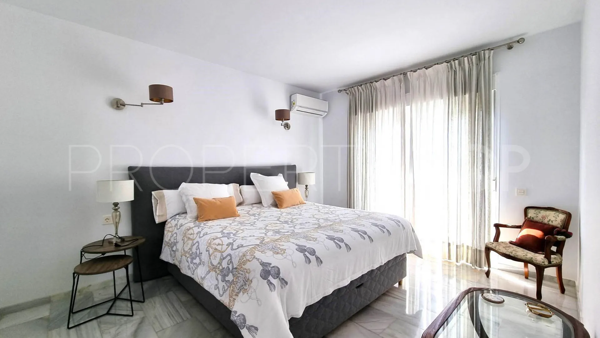 Buy villa in Calahonda