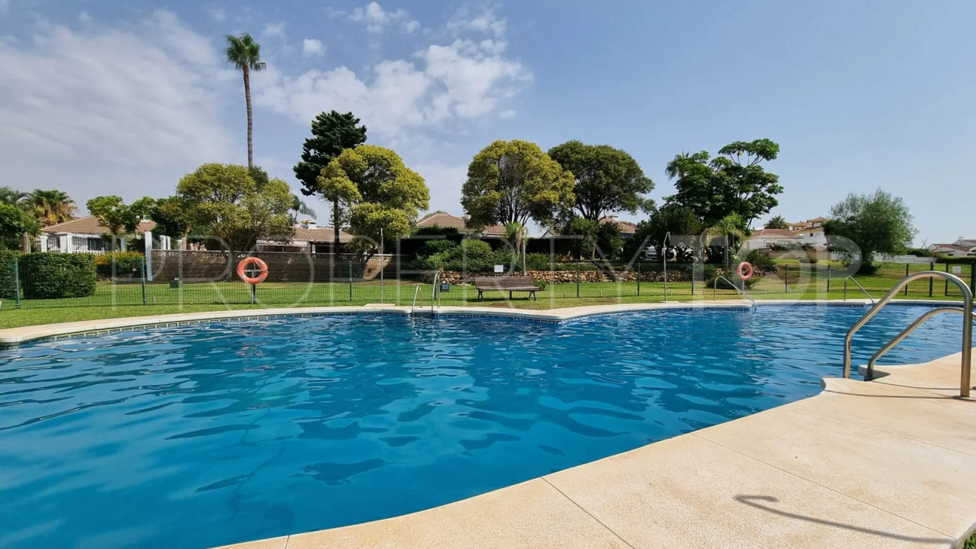 Buy villa in Calahonda