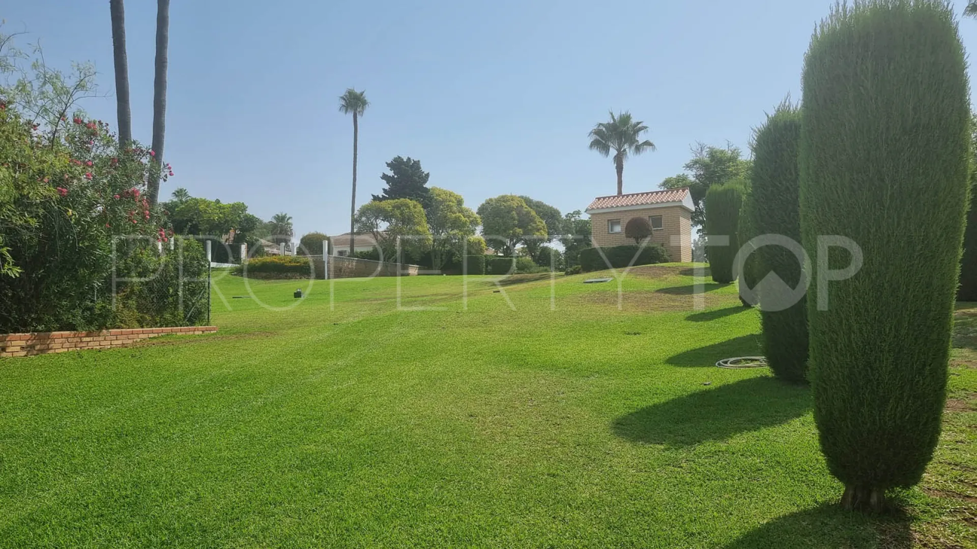 Buy villa in Calahonda