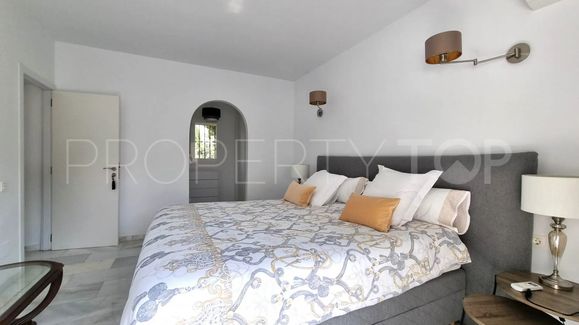 Buy villa in Calahonda