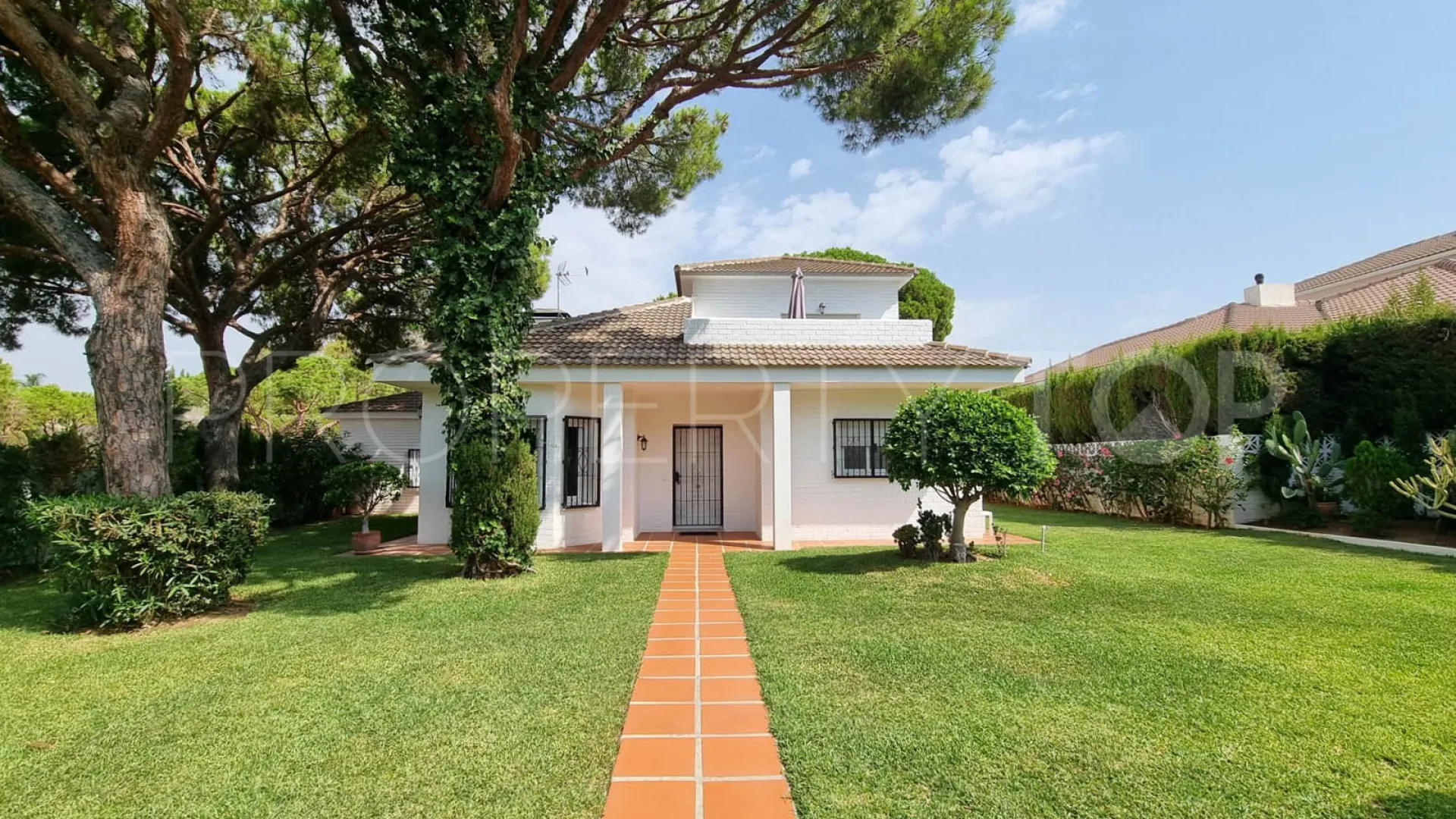 Buy villa in Calahonda