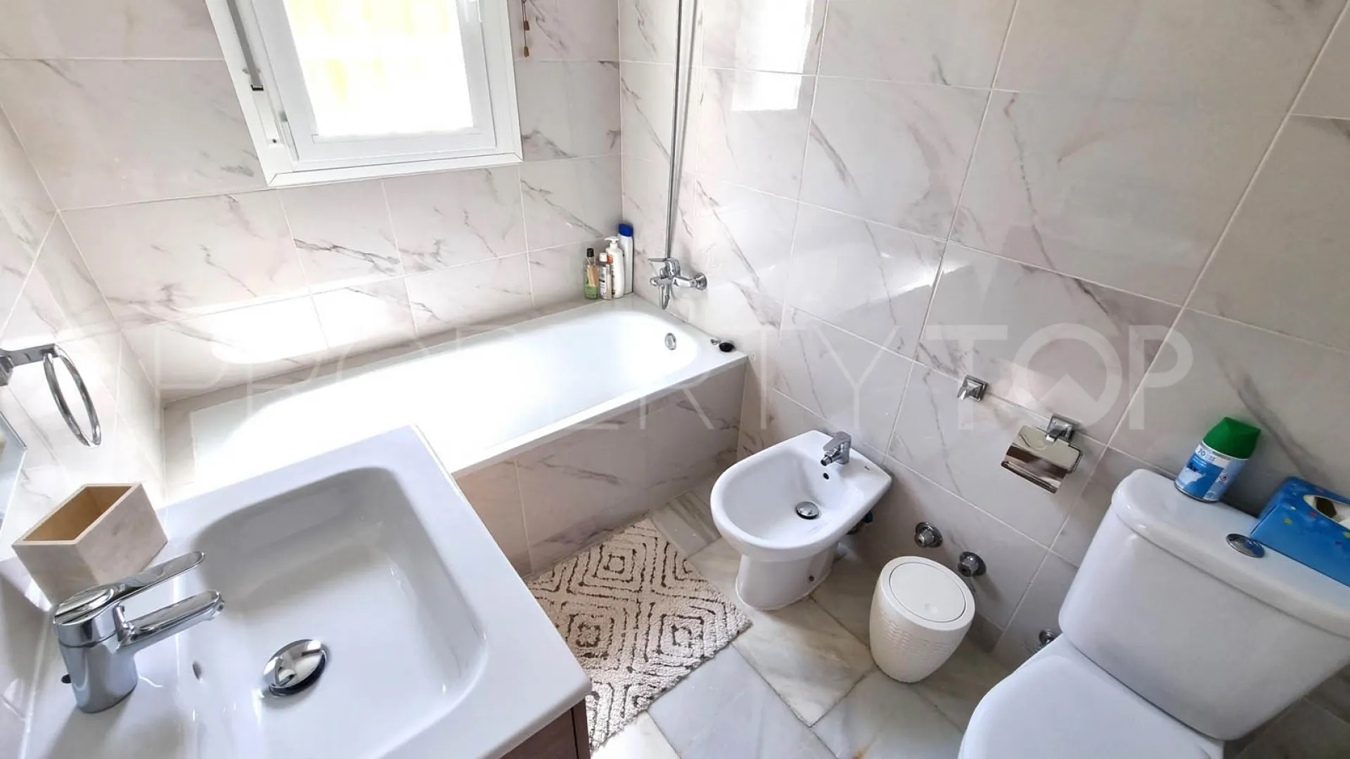 Buy villa in Calahonda