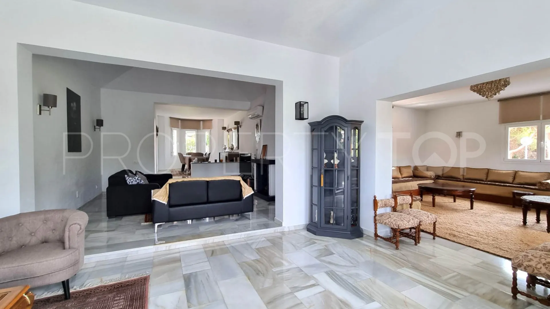 Buy villa in Calahonda
