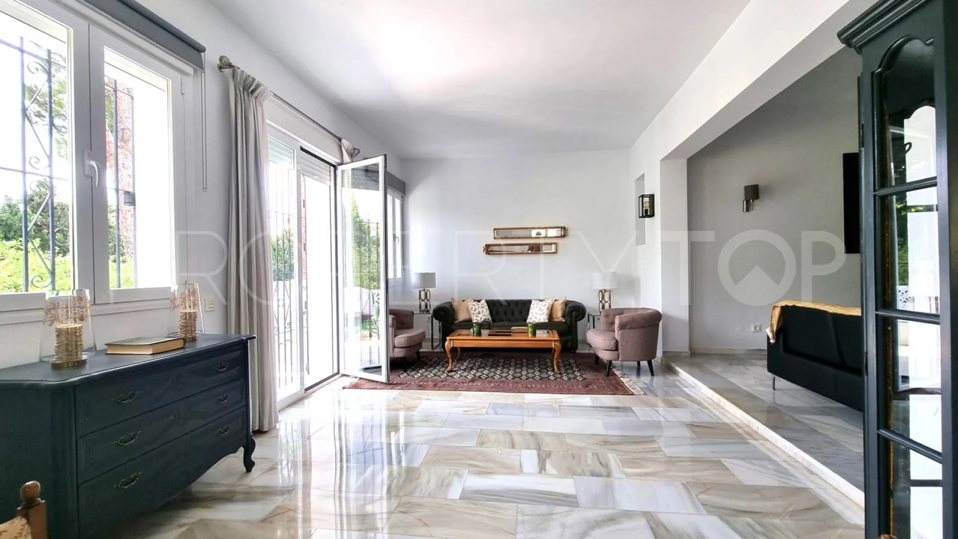 Buy villa in Calahonda