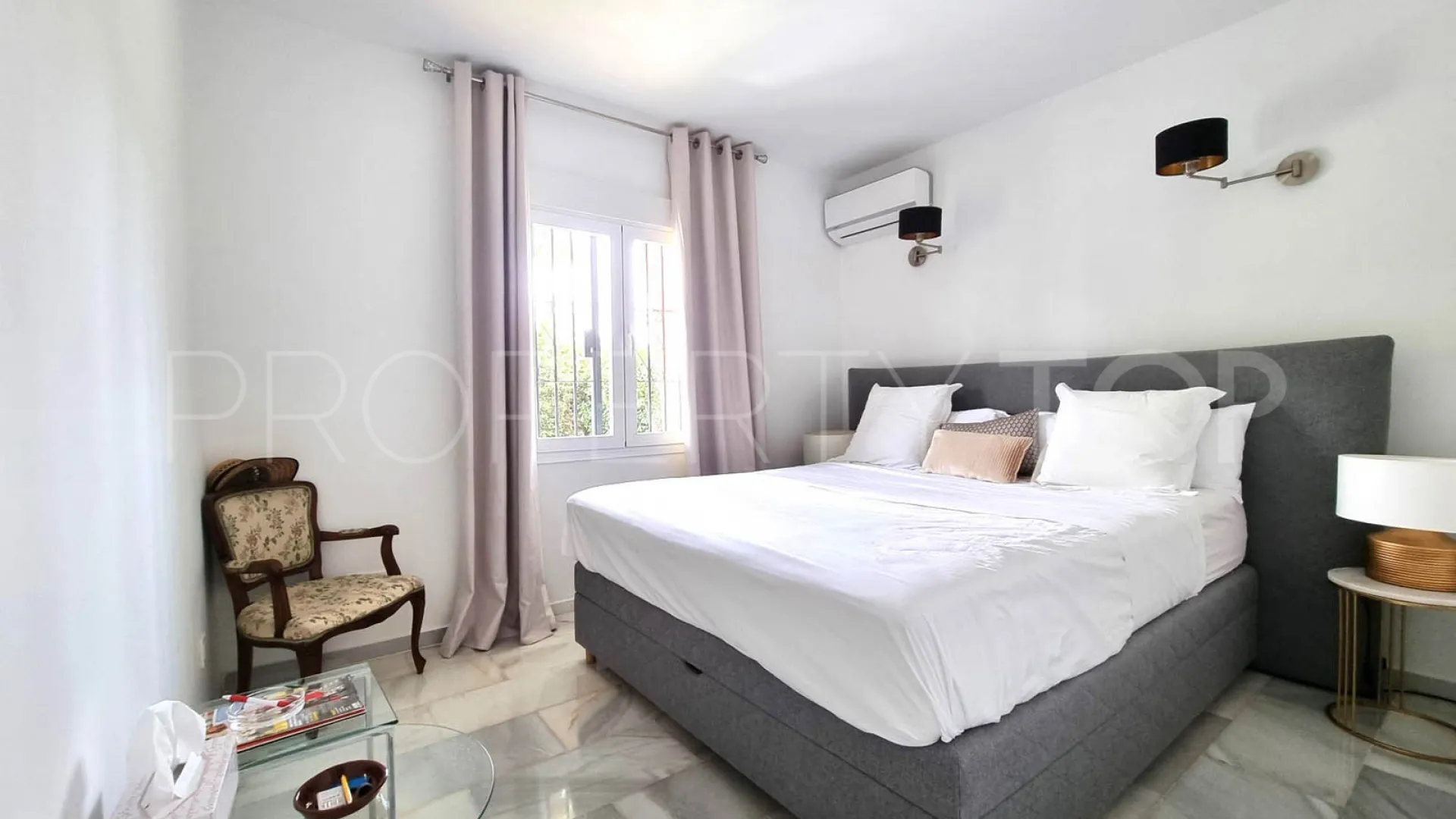 Buy villa in Calahonda