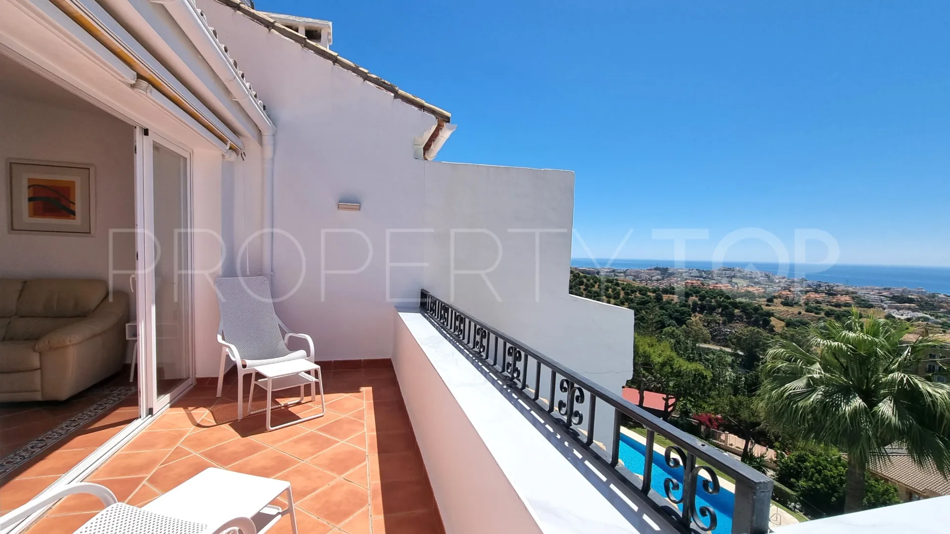 For sale duplex penthouse in Calahonda with 3 bedrooms