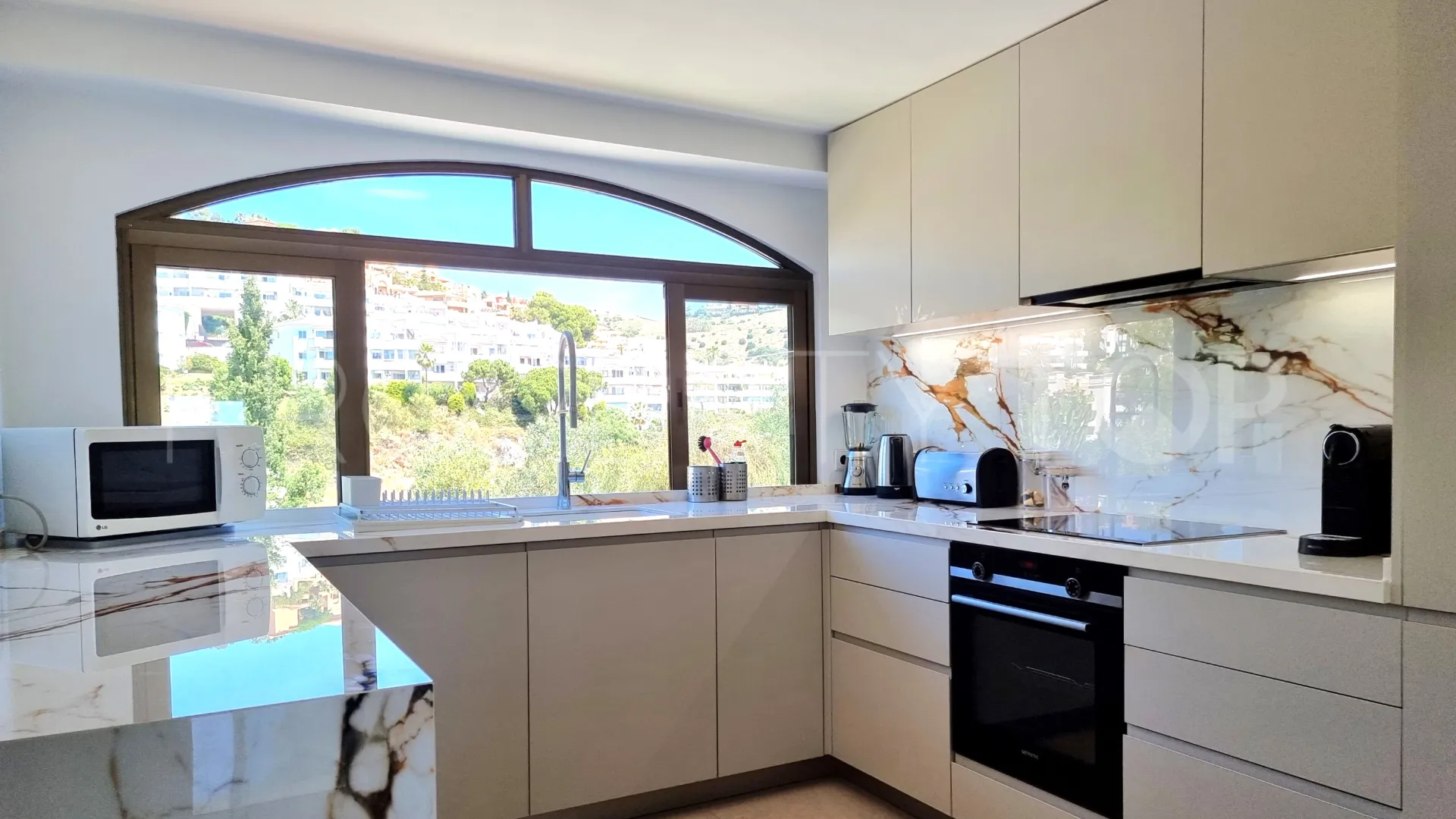 For sale duplex penthouse in Calahonda with 3 bedrooms