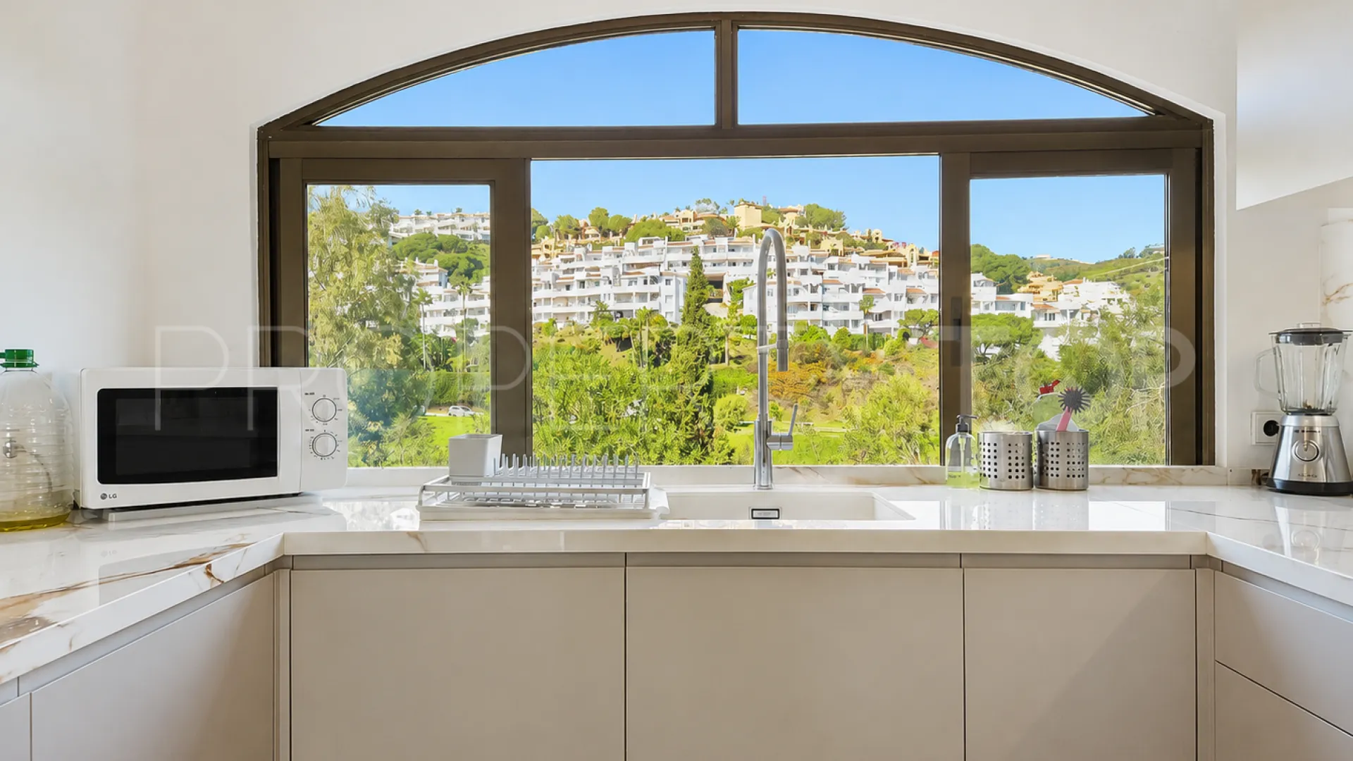 For sale duplex penthouse in Calahonda with 3 bedrooms