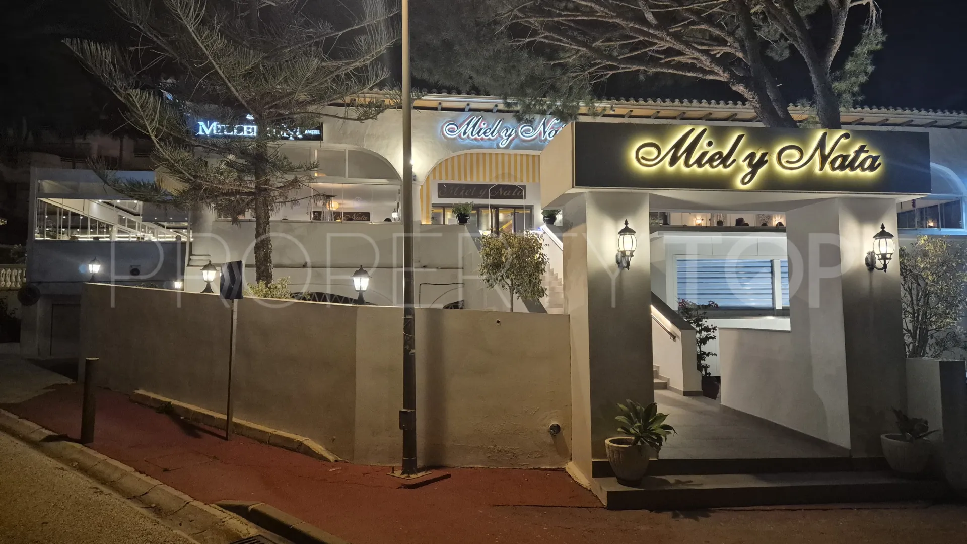 For sale duplex penthouse in Calahonda with 3 bedrooms