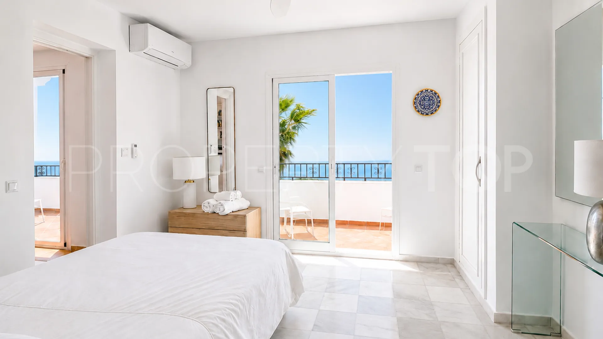 For sale duplex penthouse in Calahonda with 3 bedrooms