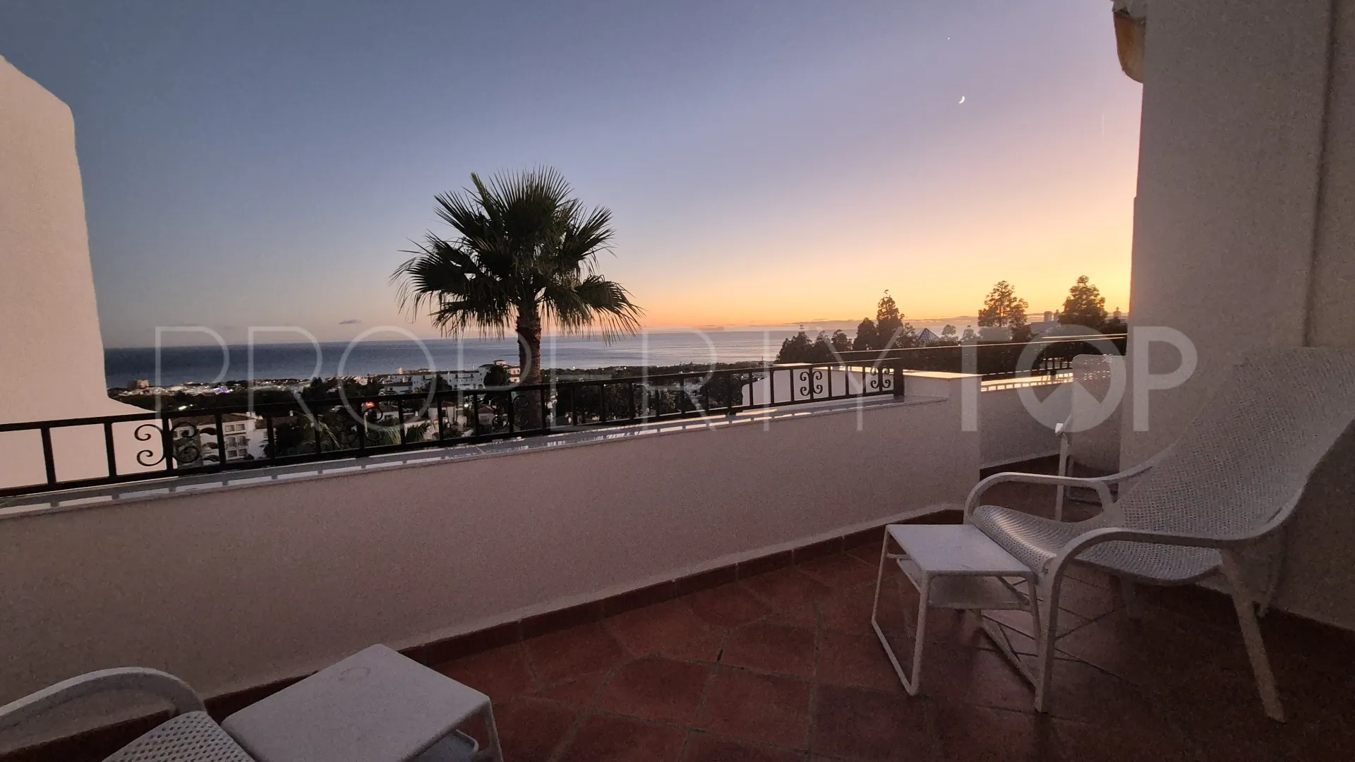 For sale duplex penthouse in Calahonda with 3 bedrooms