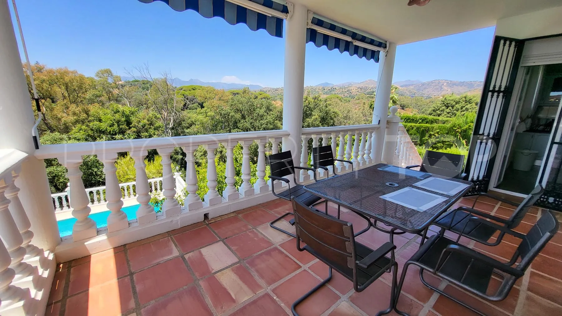 Comprar villa en Elviria