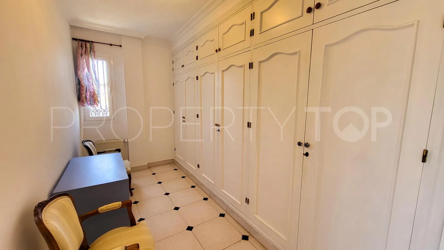 Comprar villa en Elviria