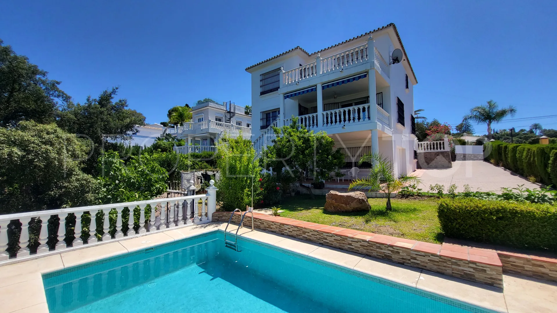 Comprar villa en Elviria