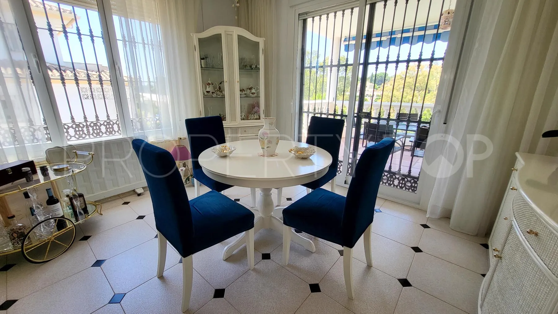 Comprar villa en Elviria
