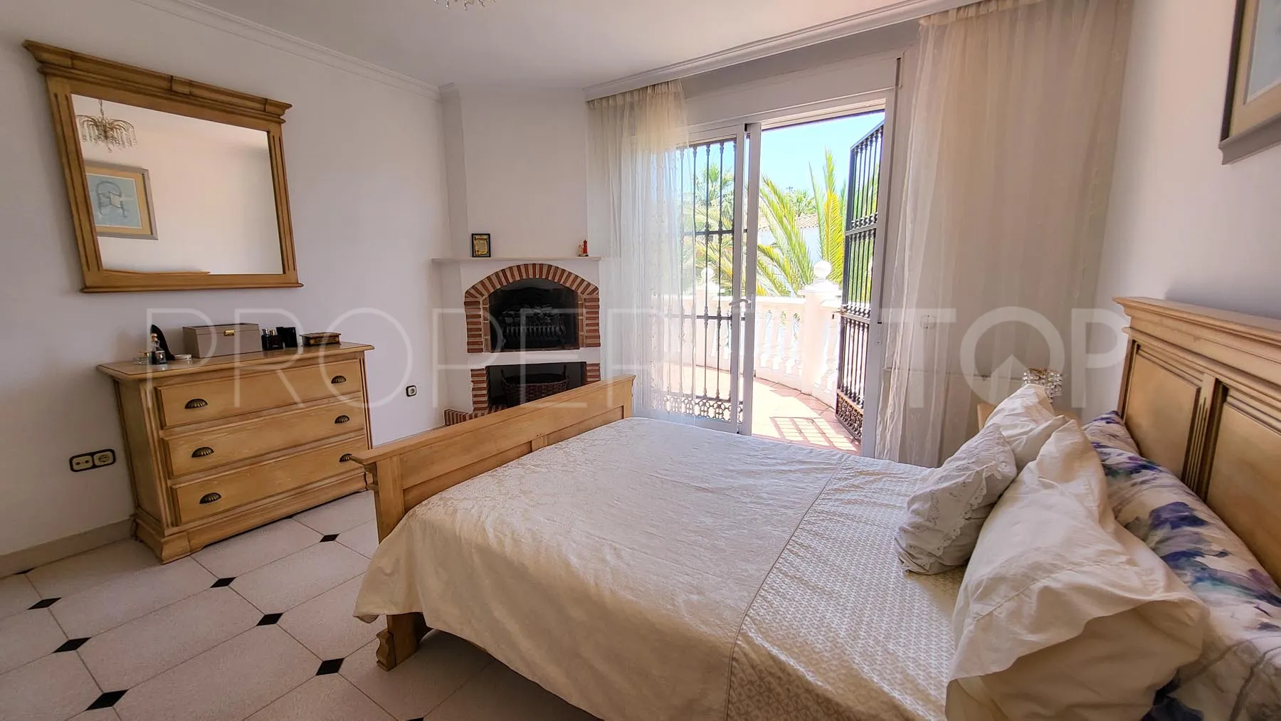 Comprar villa en Elviria