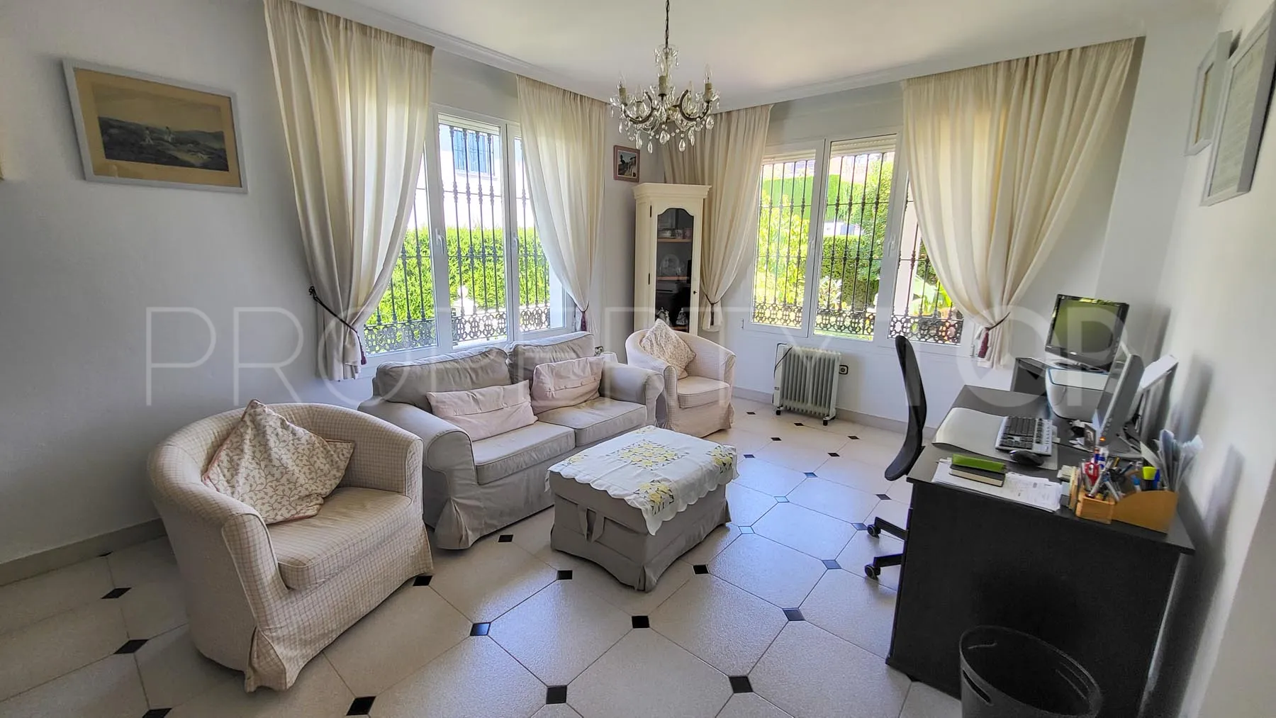 Comprar villa en Elviria