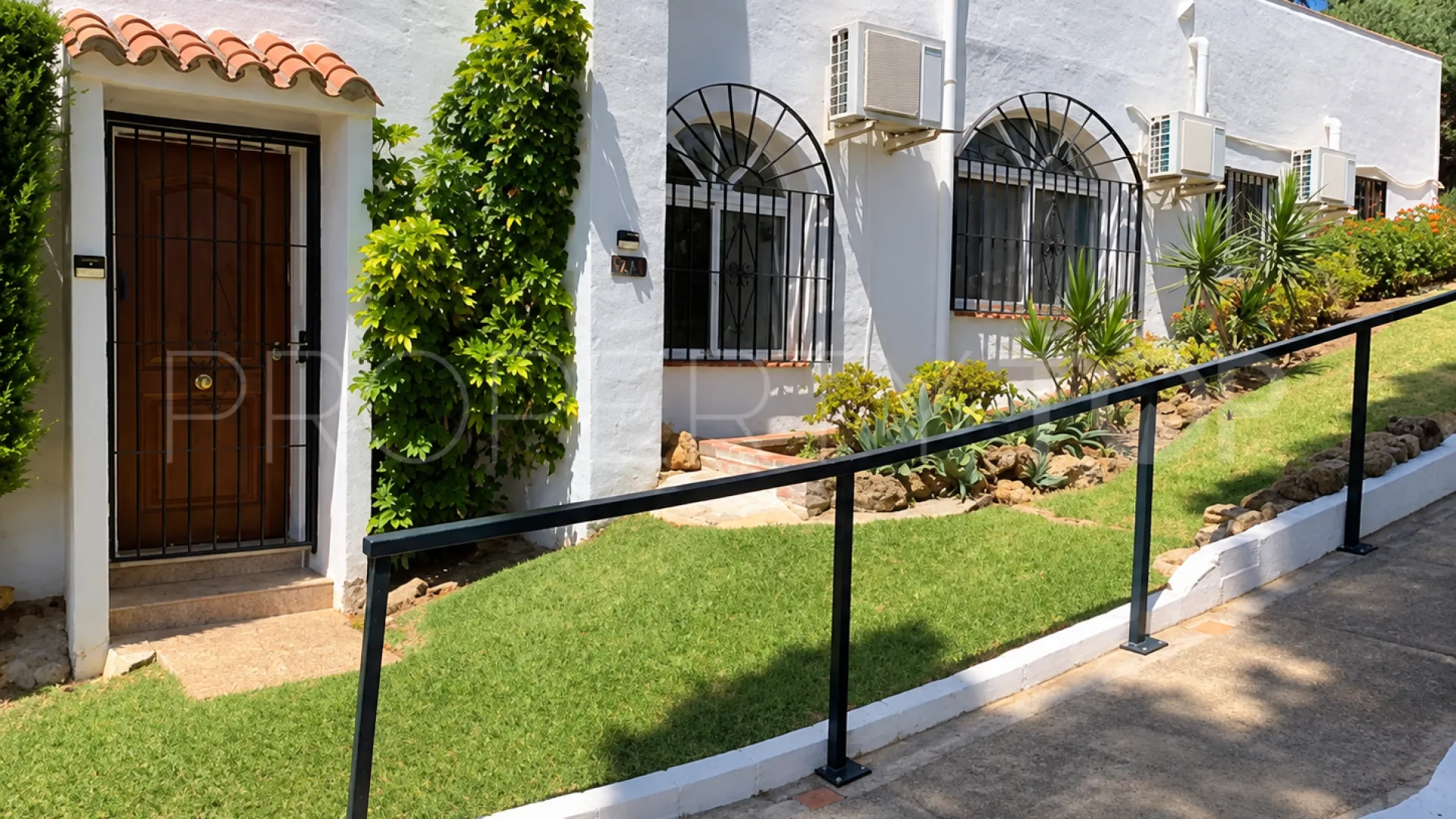 For sale apartment in Calahonda with 2 bedrooms