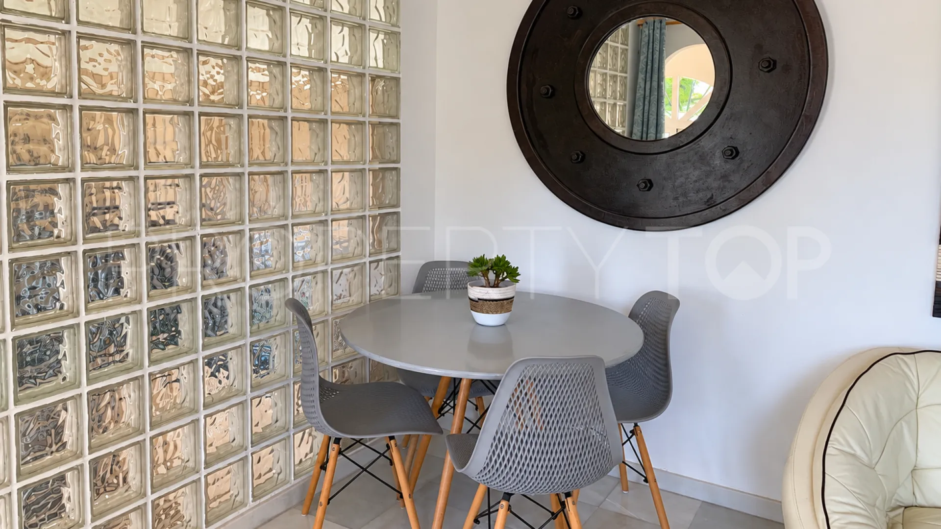 For sale apartment in Calahonda with 2 bedrooms