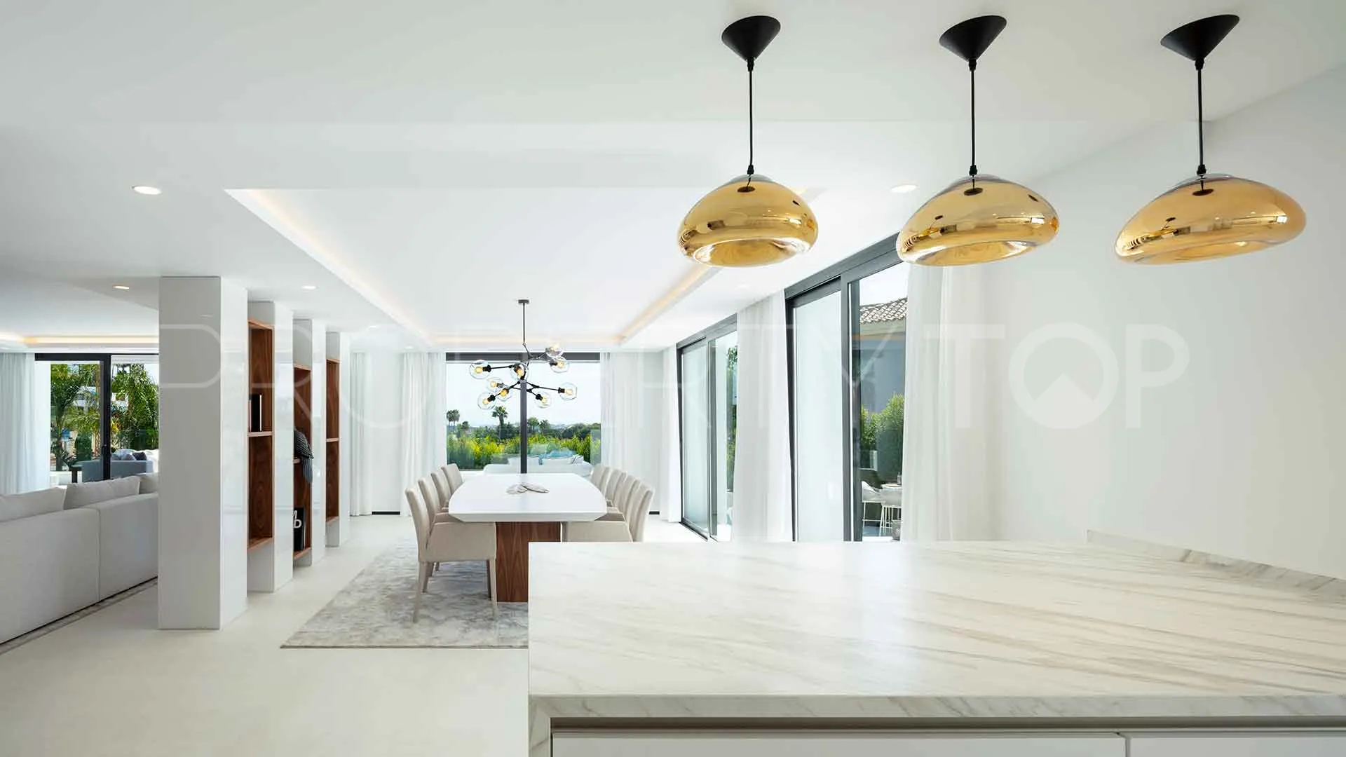 Villa for sale in Nueva Andalucia