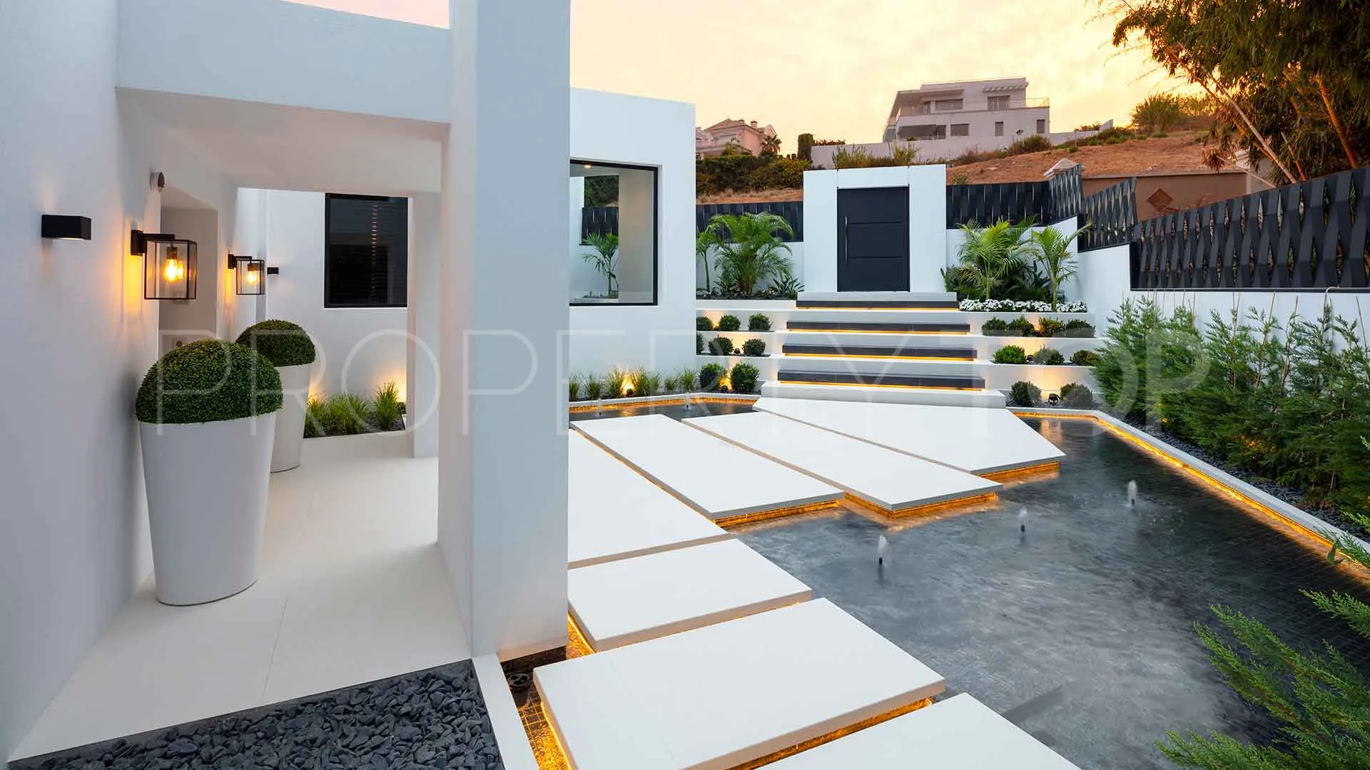 Villa for sale in Nueva Andalucia