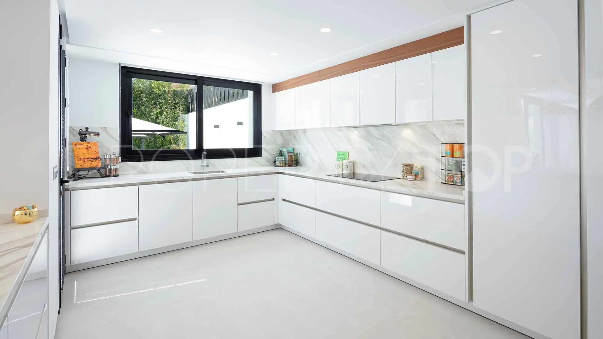 Villa for sale in Nueva Andalucia