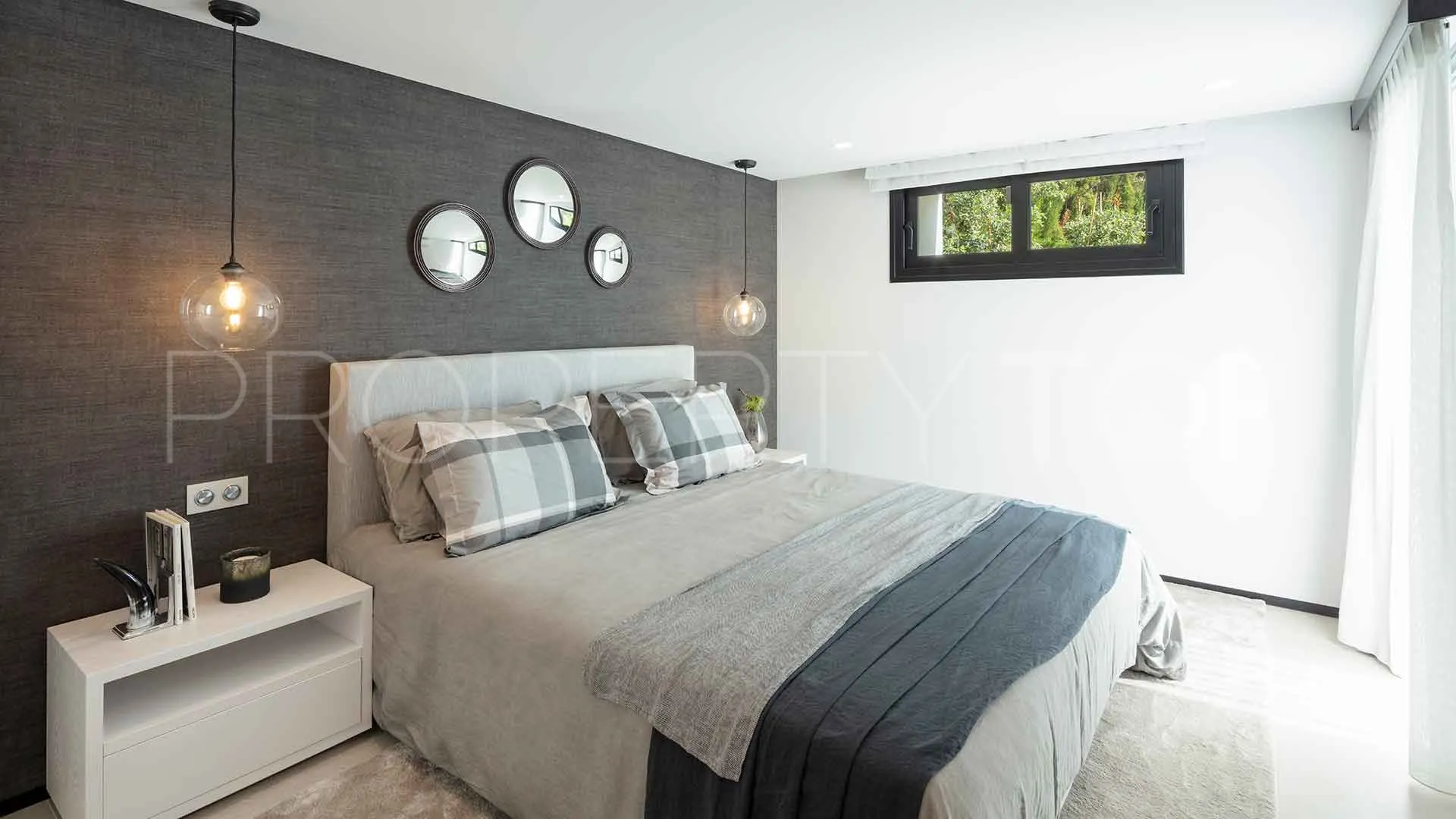 Villa for sale in Nueva Andalucia