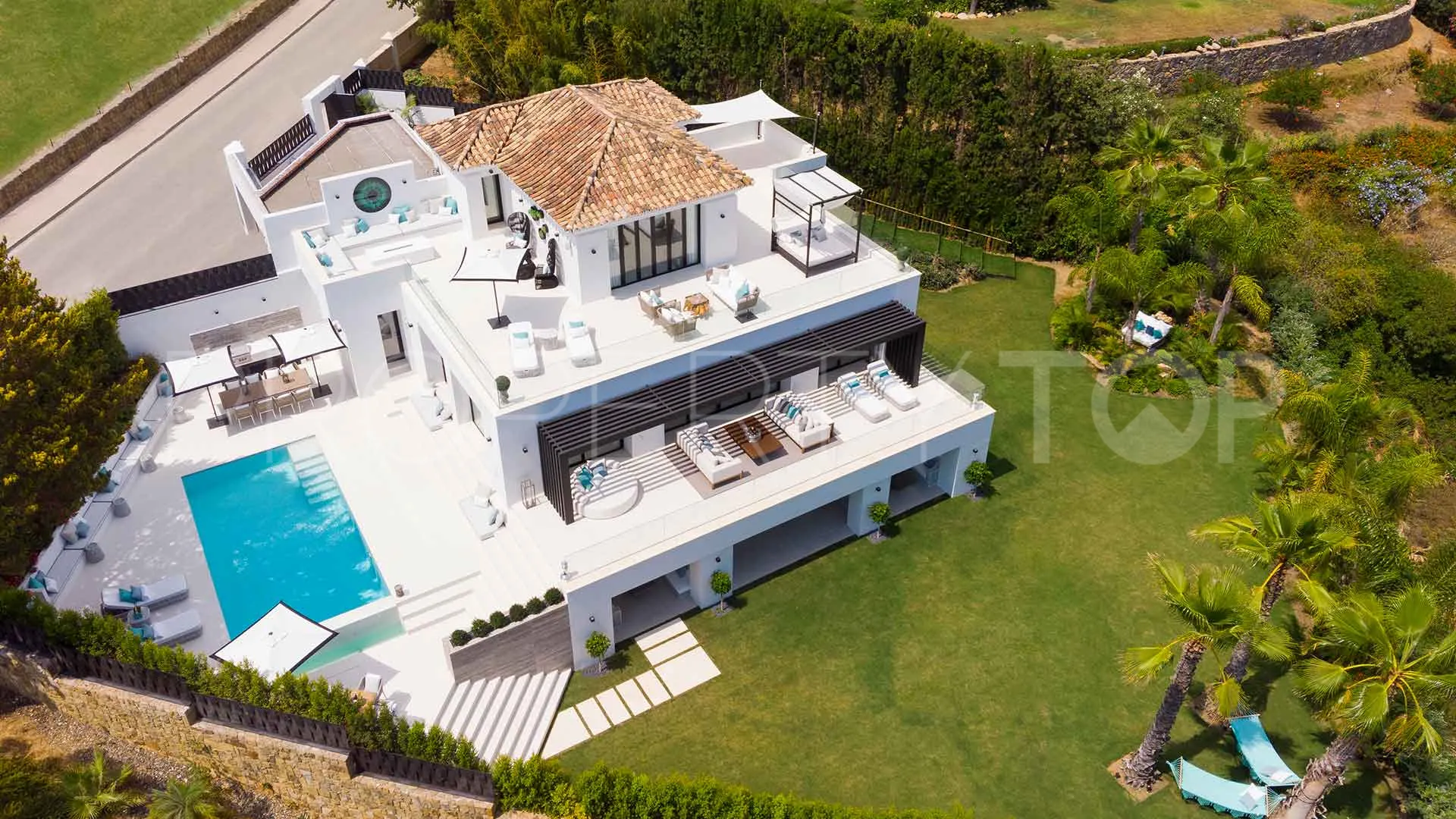 Villa for sale in Nueva Andalucia