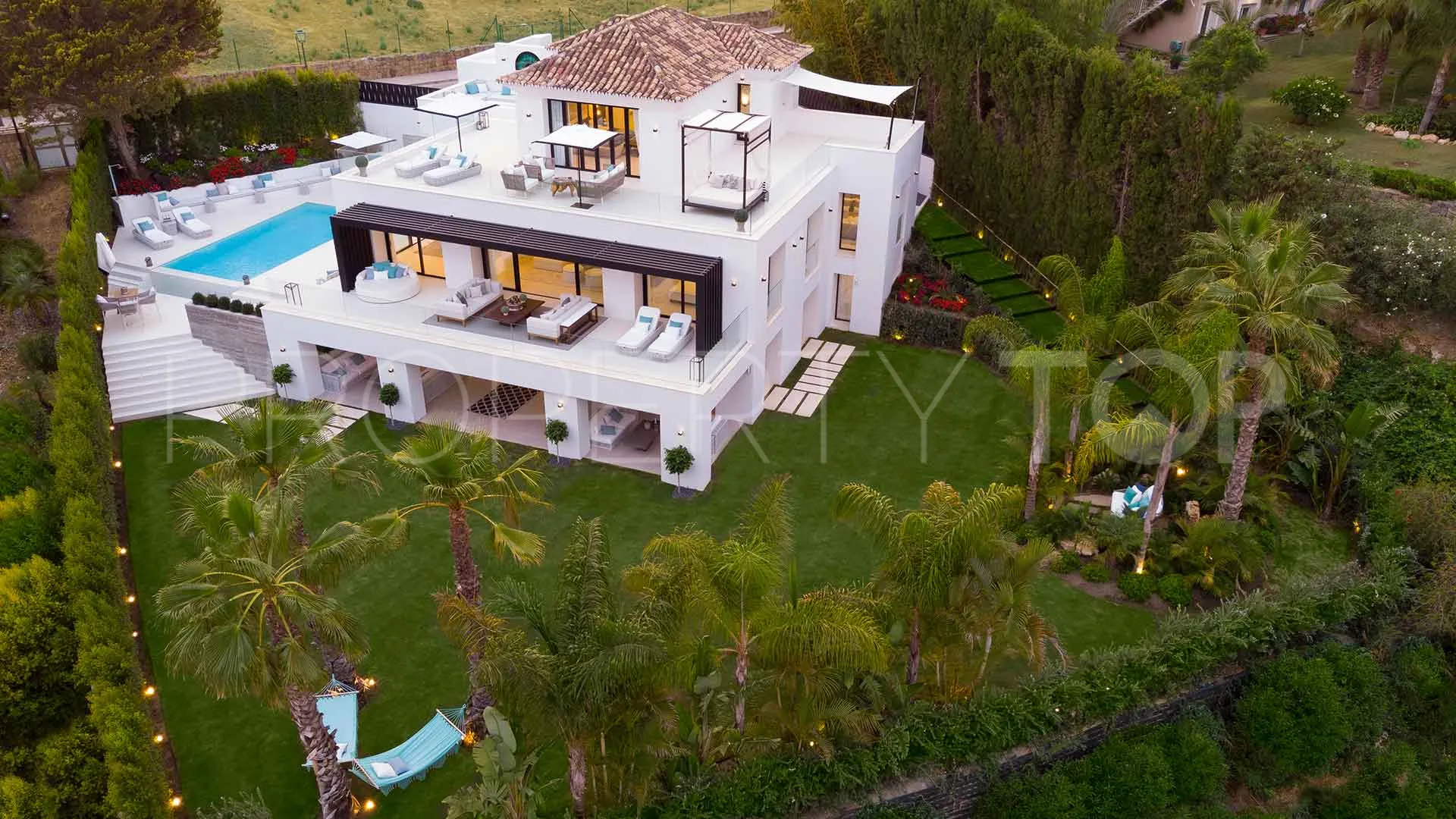 Villa for sale in Nueva Andalucia