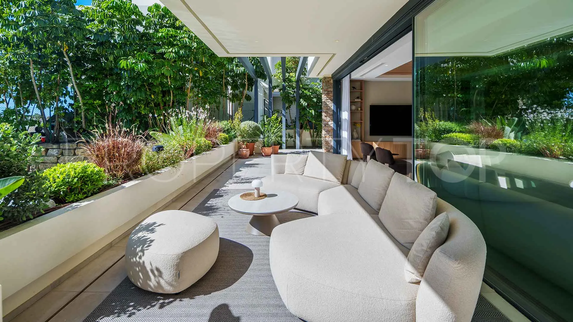 For sale villa in Estepona East with 4 bedrooms