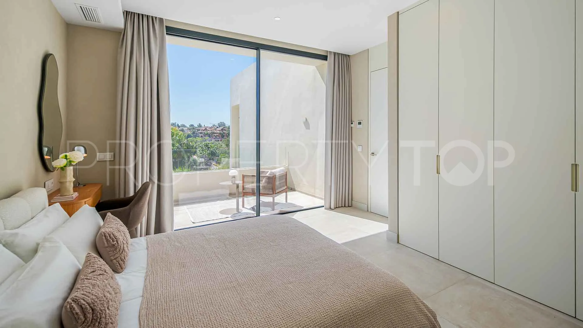 For sale villa in Estepona East with 4 bedrooms