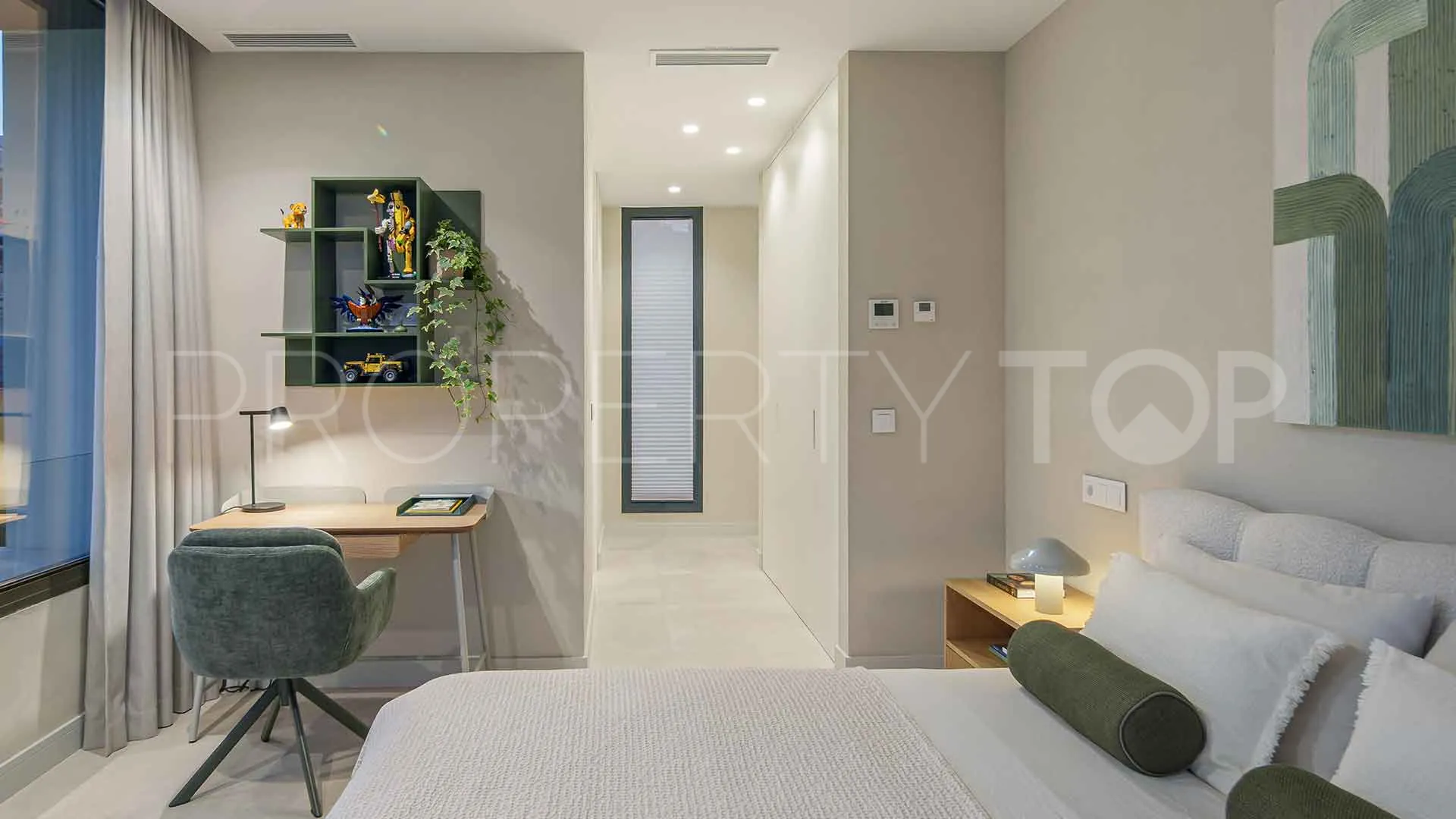 For sale villa in Estepona East with 4 bedrooms