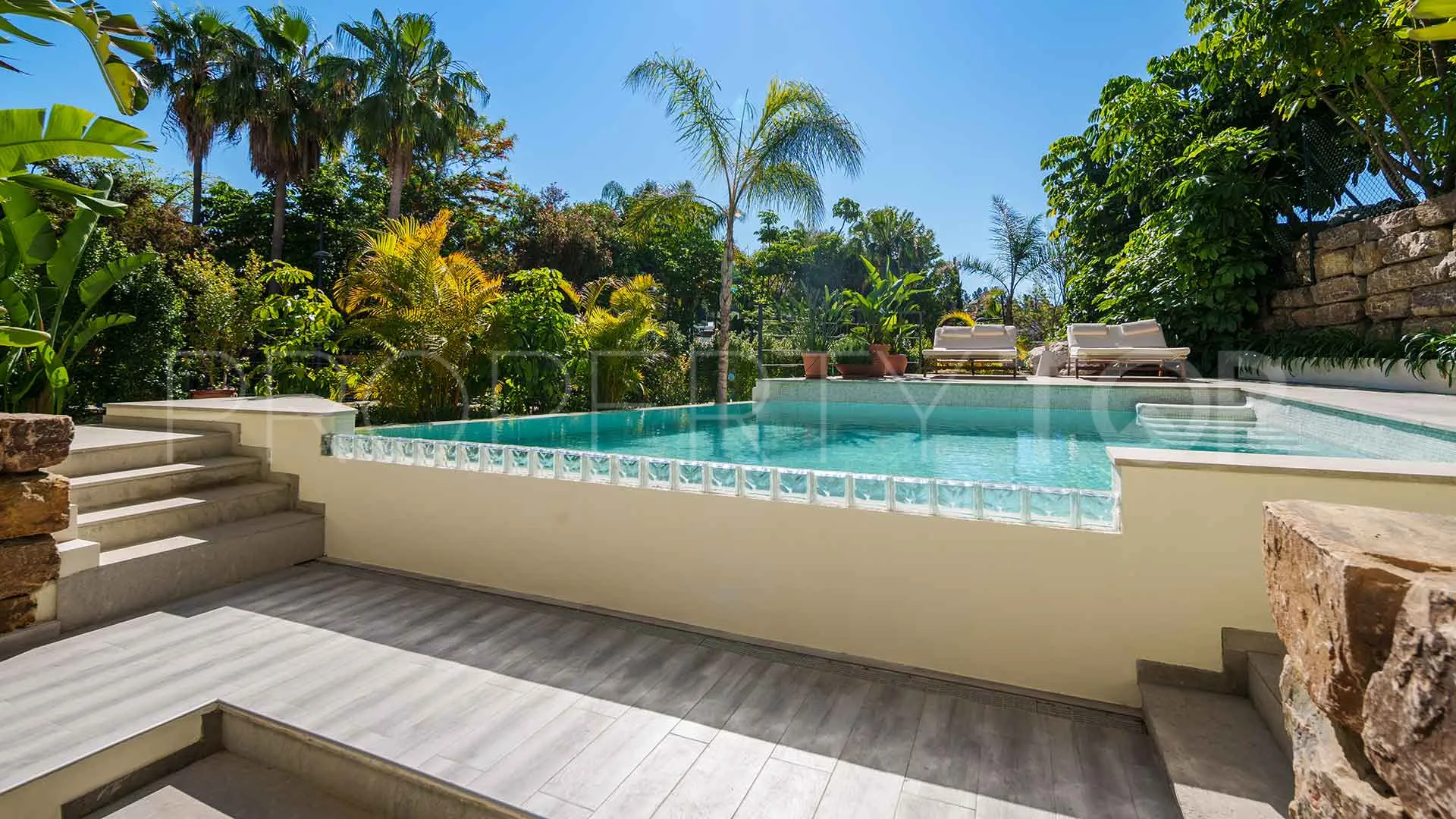 For sale villa in Estepona East with 4 bedrooms