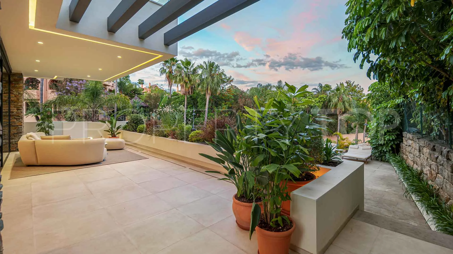 For sale villa in Estepona East with 4 bedrooms