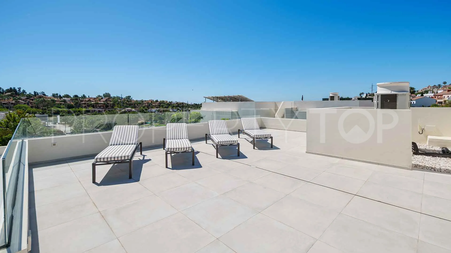 For sale villa in Estepona East with 4 bedrooms