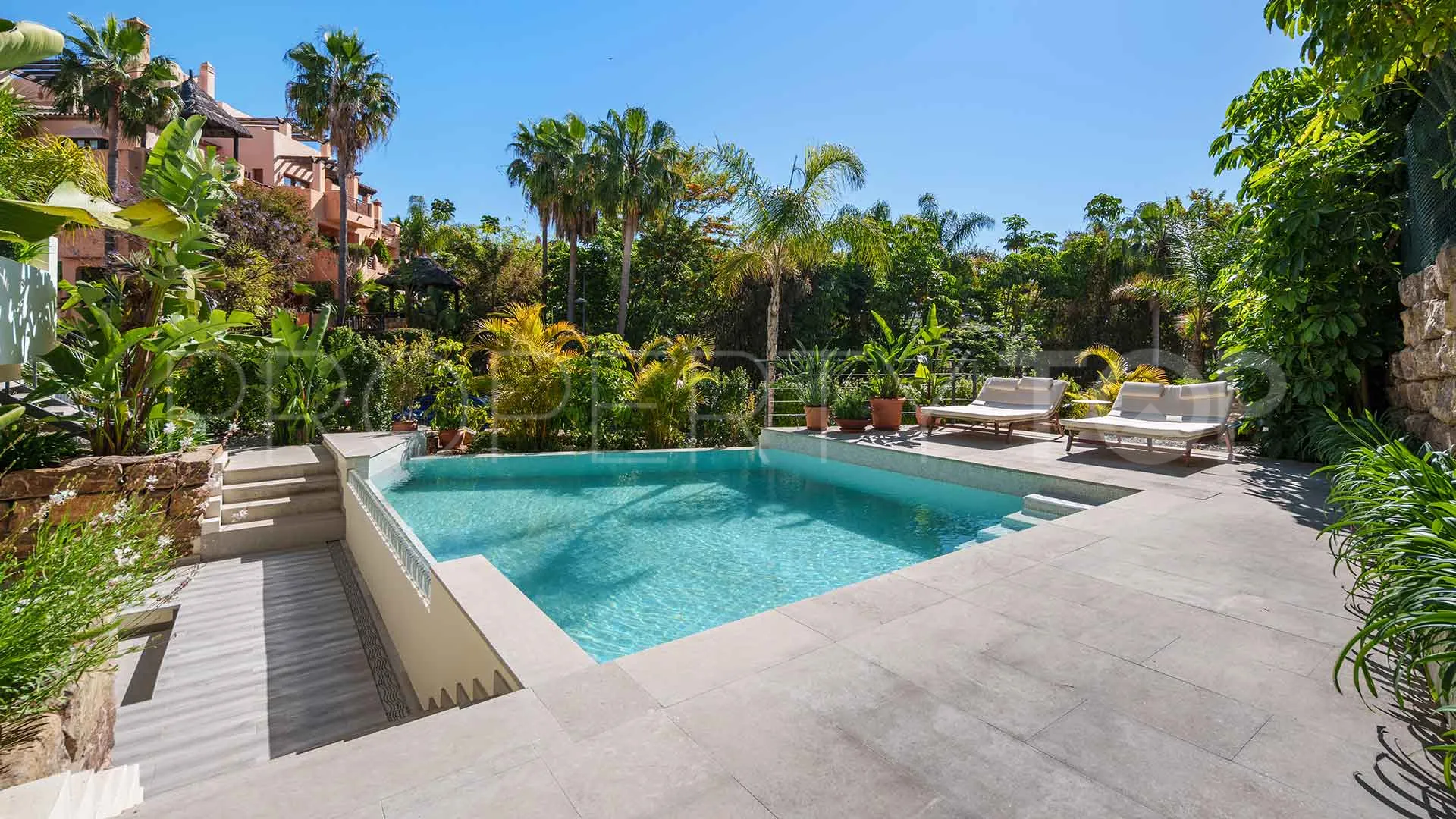 For sale villa in Estepona East with 4 bedrooms