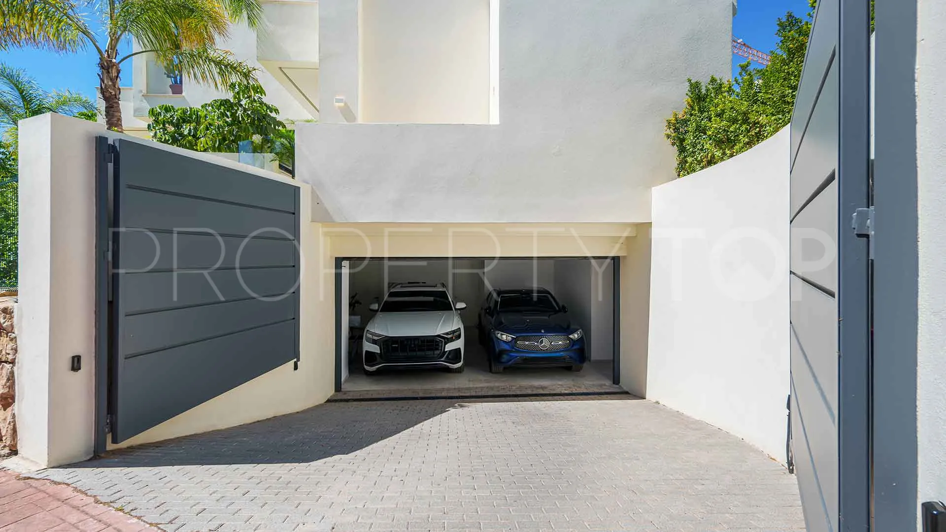 For sale villa in Estepona East with 4 bedrooms