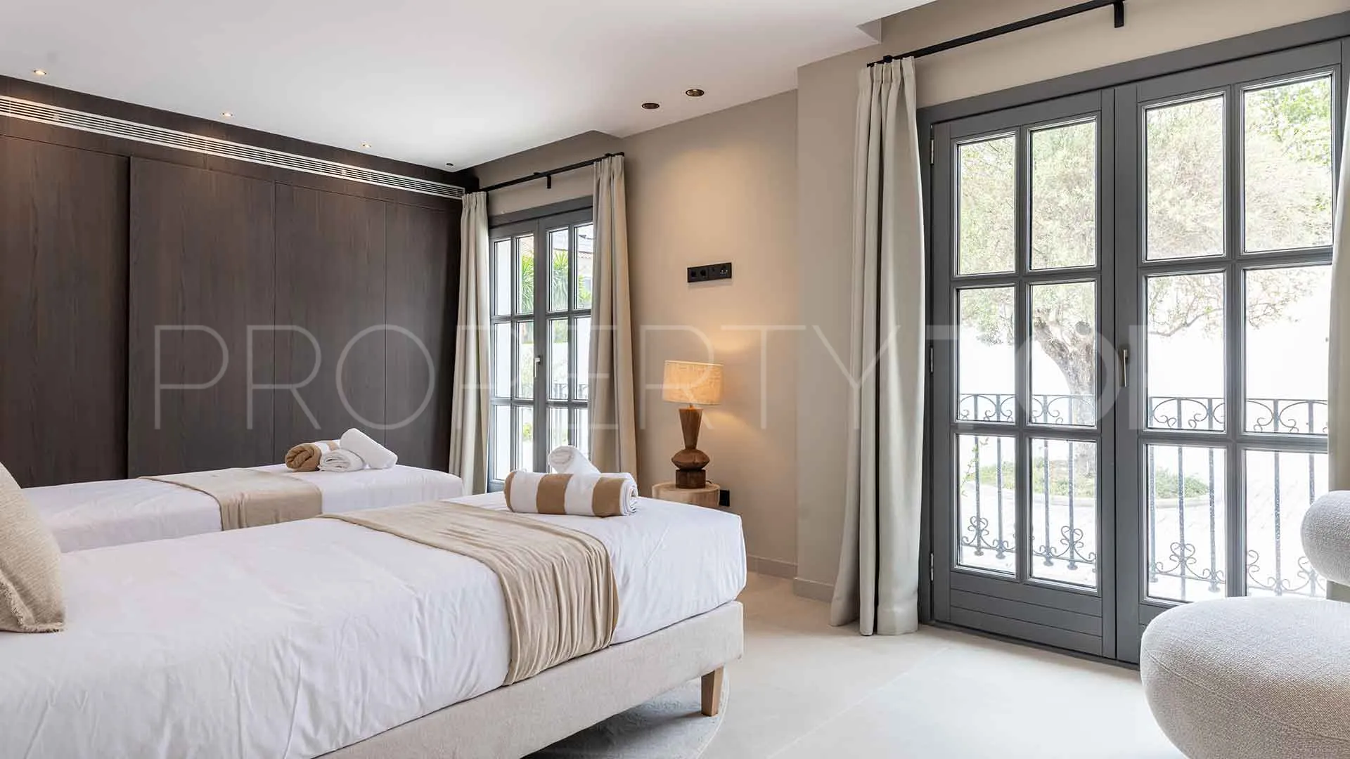 For sale villa with 5 bedrooms in Atalaya Golf