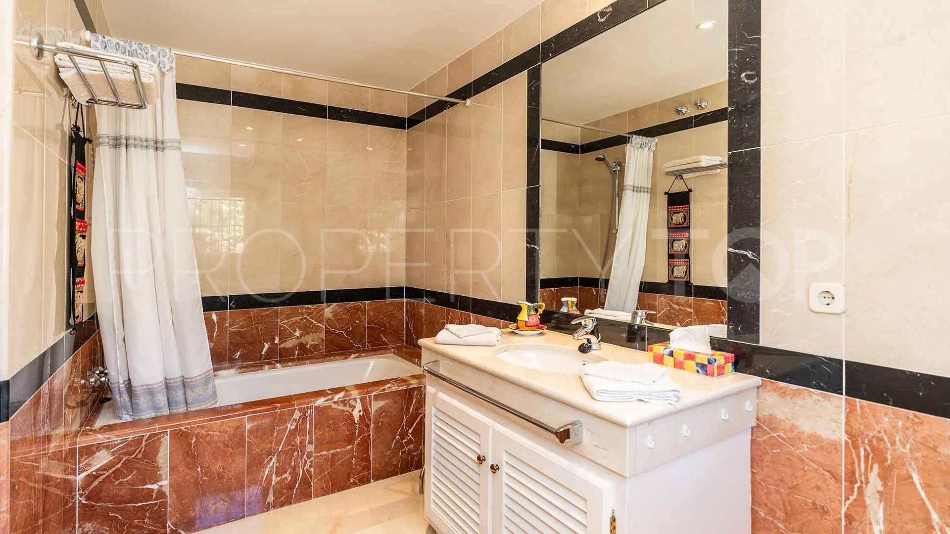 Villa for sale in Sierra Blanca with 5 bedrooms