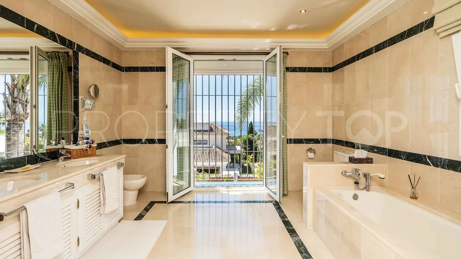 Villa for sale in Sierra Blanca with 5 bedrooms