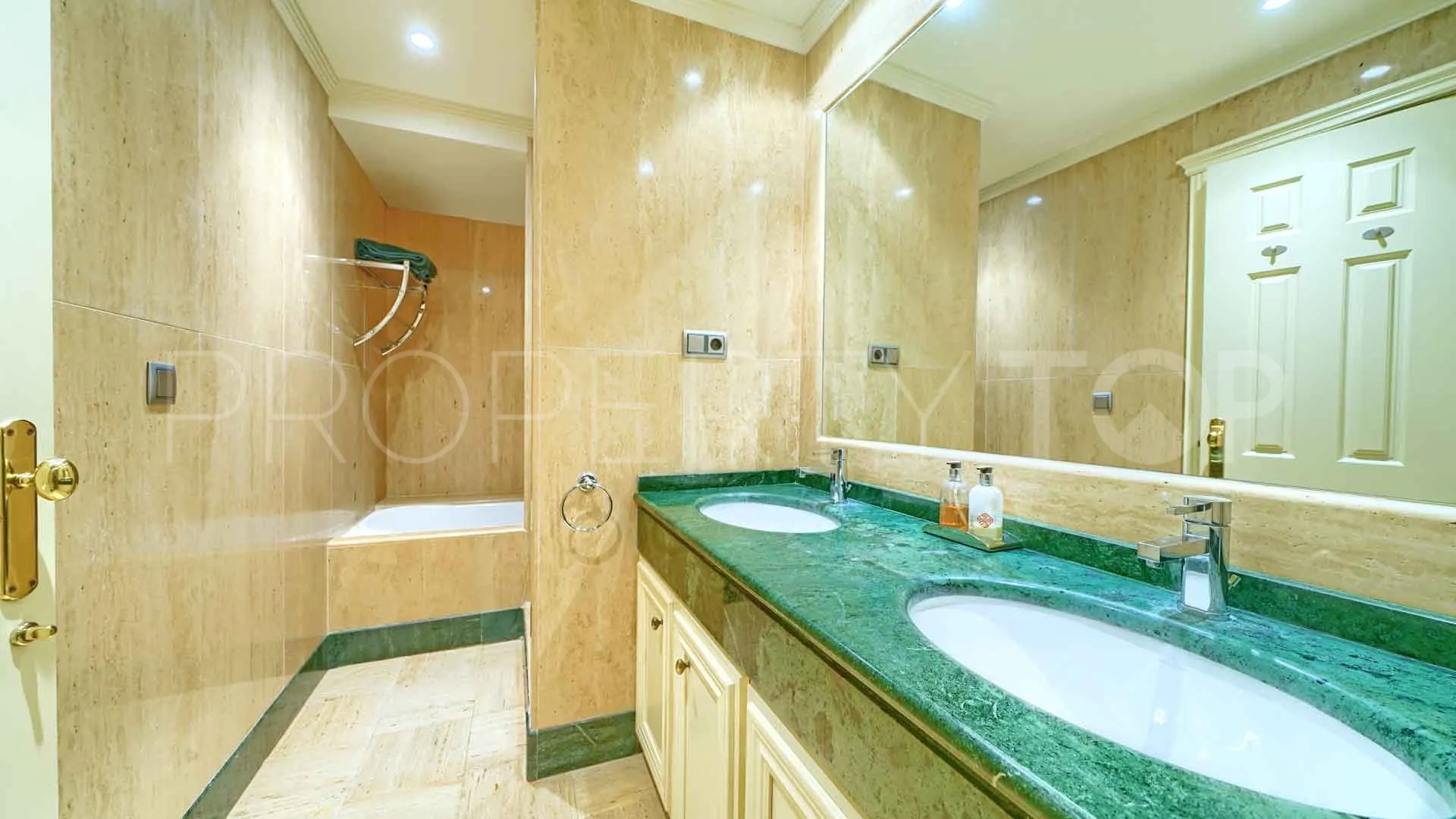 Se vende apartamento en Condado de Sierra Blanca de 3 dormitorios
